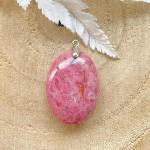 Pendentif Rhodonite ovale bélière argent (pardonner et guérir ses blessures) pendentif [mes jolis cristaux]