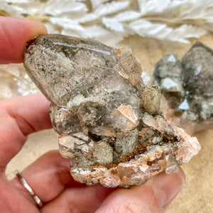 Quartz Lodolite (se reconnaître pour briller sa lumière au monde) formes libres [mes jolis cristaux]