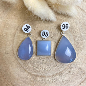 Pendentif en Calcédoine bleue serti argent (communication / apaisement) pendentif [mes jolis cristaux]