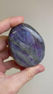 Galet Labradorite bleu / violet (pierre de protection) (mes jolis cristaux)