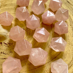 Icosaèdre en Quartz Rose (aide à dissoudre les blocages émotionnels) formes libres [mes jolis cristaux]